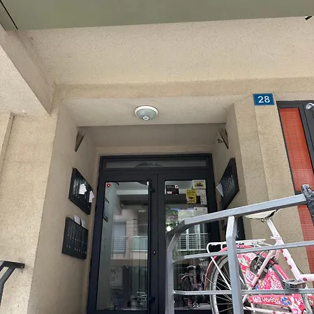 Ideal For Families & Couples With Free Private Garage Parking Apartamento Escópia