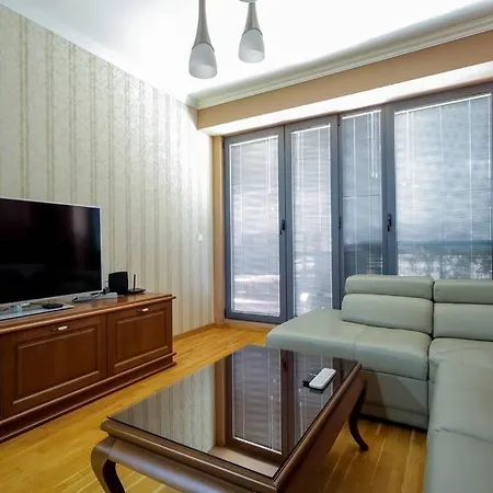 Ideal For Families & Couples With Free Private Garage Parking Apartamento