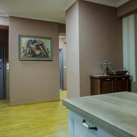 Ideal For Families & Couples With Free Private Garage Parking *