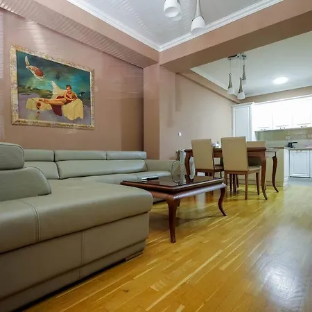 Ideal For Families & Couples With Free Private Garage Parking Apartamento *