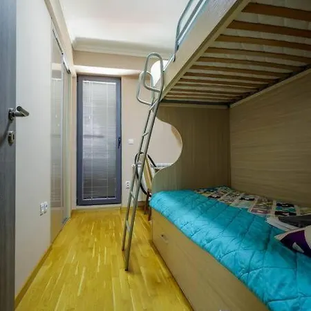 Apartamento Ideal For Families & Couples With Free Private Garage Parking *