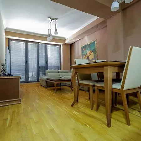 Ideal For Families & Couples With Free Private Garage Parking Escópia