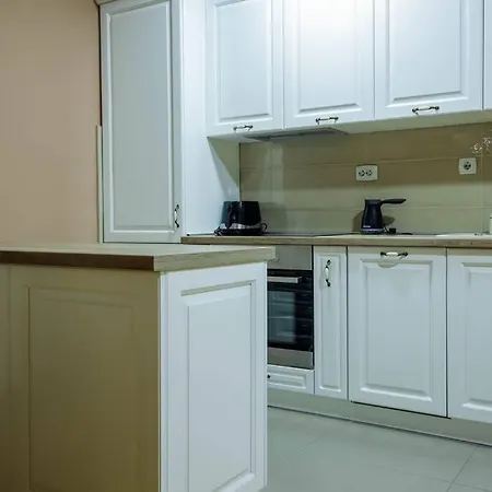 Ideal For Families & Couples With Free Private Garage Parking