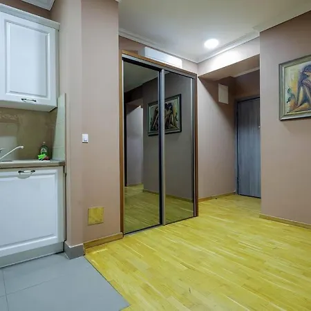 Apartamento Ideal For Families & Couples With Free Private Garage Parking Escópia
