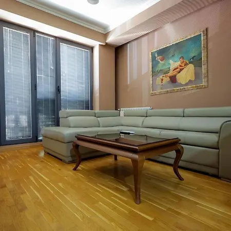 Ideal For Families & Couples With Free Private Garage Parking Apartamento *