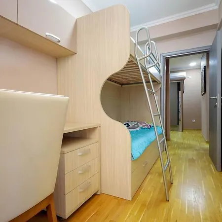 Apartamento Ideal For Families & Couples With Free Private Garage Parking *