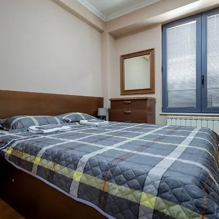 Apartamento Ideal For Families & Couples With Free Private Garage Parking Escópia